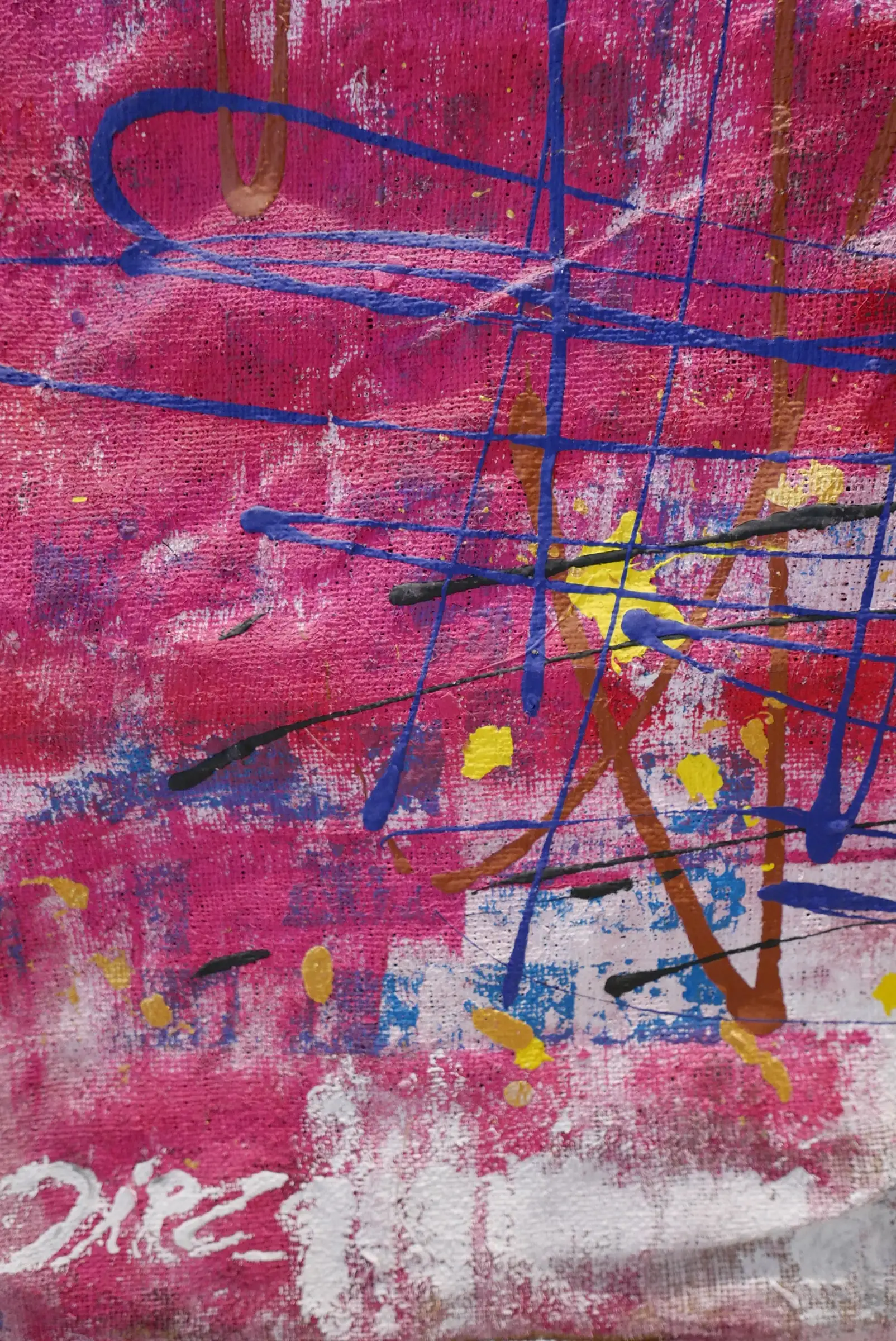 Detalle de Pulsión: trazos azules, negros y amarillos sobre fondo magenta, con la firma en blanco