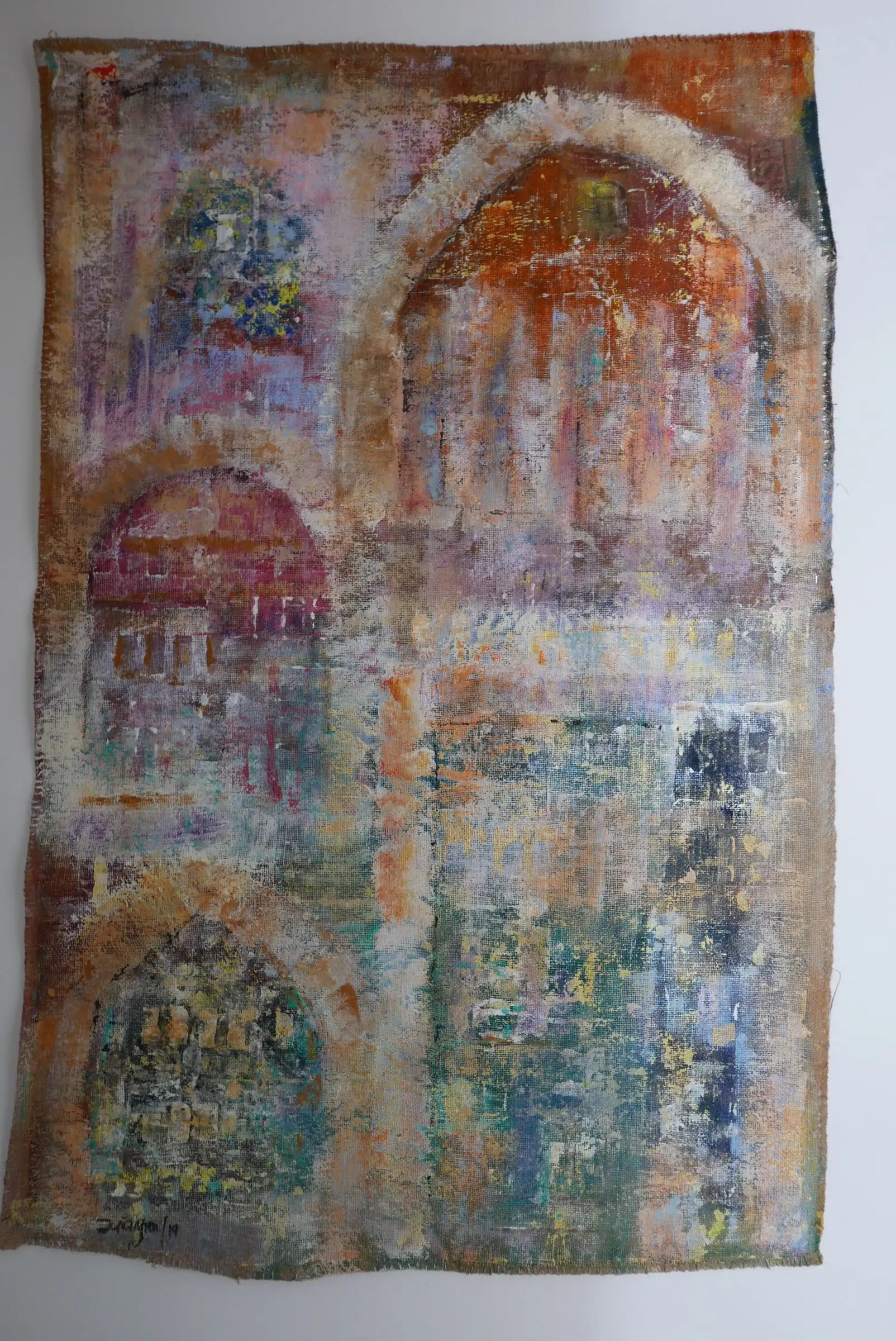 Arbotantes: arcos y cúpulas en ocres y azules sobre arpillera