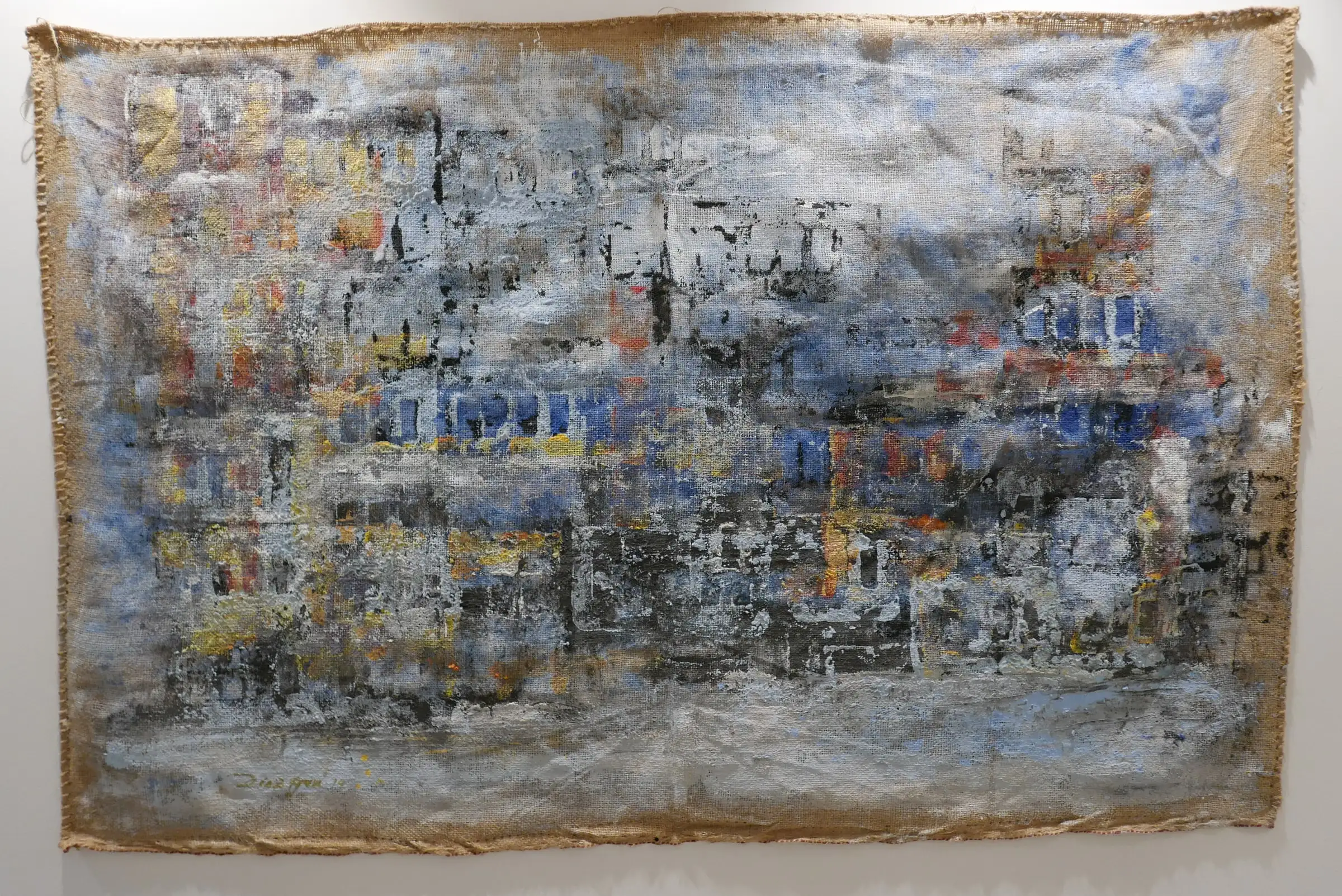 Paisaje entre nubes: arpillera horizontal en grises, azules y ocres
